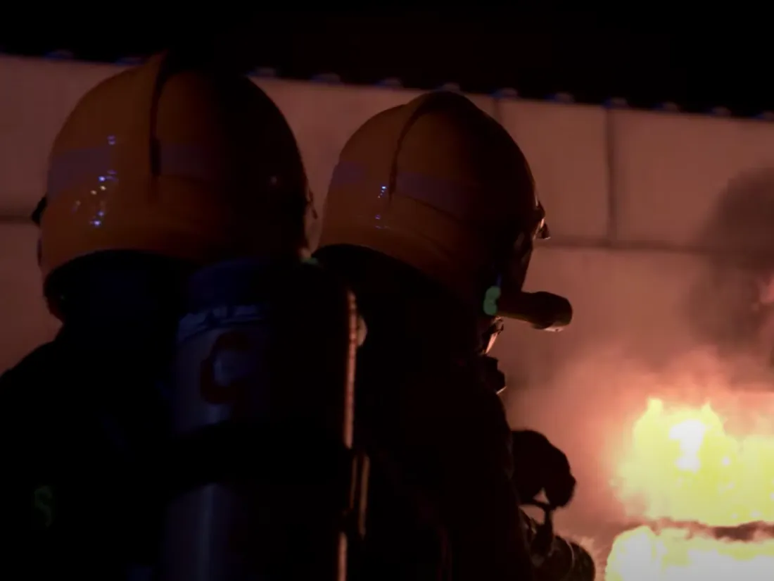 Des pompiers en pleine action - illustration